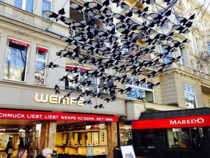 konstrukcja reklamowa z figurami 3D