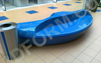 Ławki z laminatu w marketach TESCO.