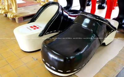 Reklamowe figury chodaków.