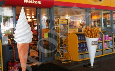 Figury reklamowe na stacjach benzynowych.