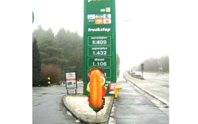 Polskie figury reklamowe w Belgii.