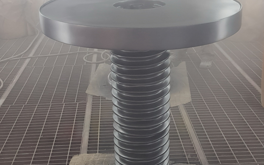 Lakierowanie makiet i figur reklamowych.