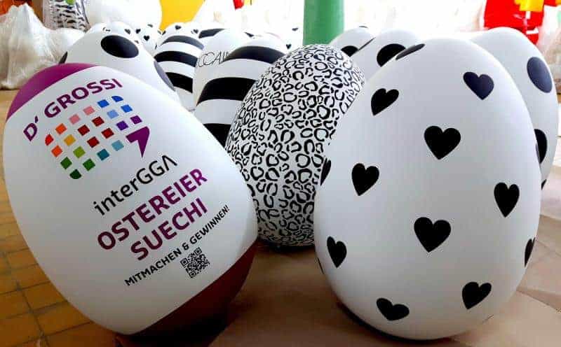 Jaja wielkanocne 2 Kolorowe, ozdobne jajka wielkanocne, w tym jedno z napisem