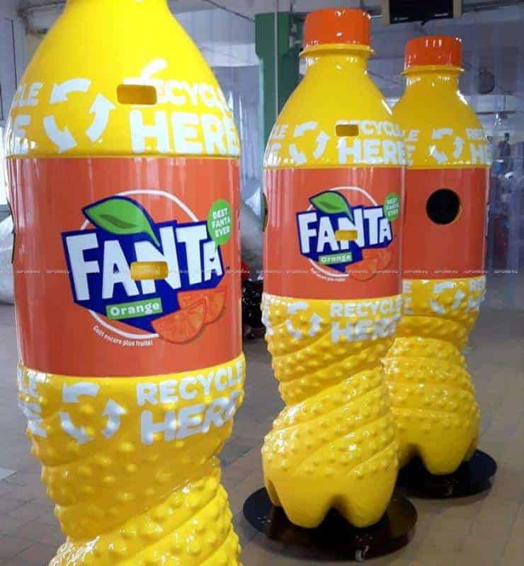 Reklamowe butelki FANTA 4 Trzy duże pojemniki do recyklingu w kształcie butelek Fanta Orange.