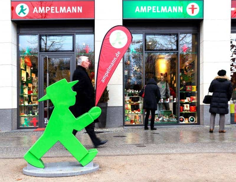 Znak zielonego ludzika przed sklepem Ampelmann w Berlinie.