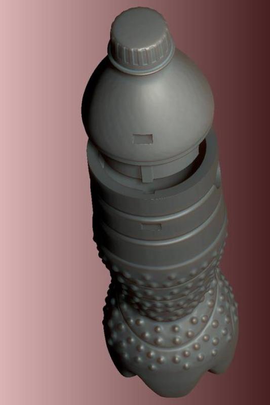 Reklamowe butelki FANTA 3 Srebrna, falista butelka z małymi, wypukłymi wypustkami na dolnej części, na jednolitym tle gradientowym.