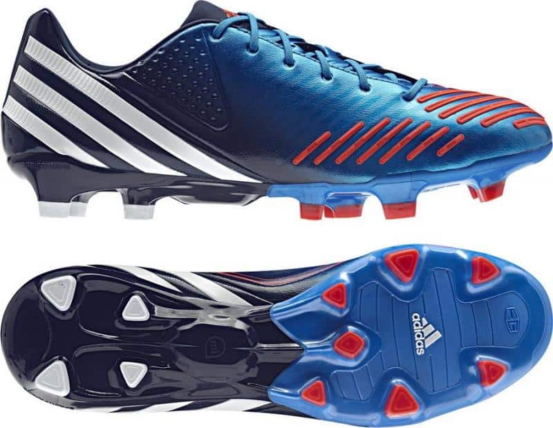 Buty piłkarskie Adidas Predator, widok z boku i od spodu, w kolorze niebieskim z czerwonymi i białymi akcentami.