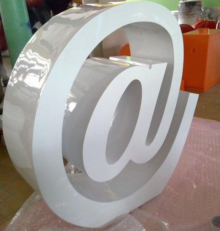Znak pisarski e-mail 3 Biały znak @ wykonany z tworzywa sztucznego.