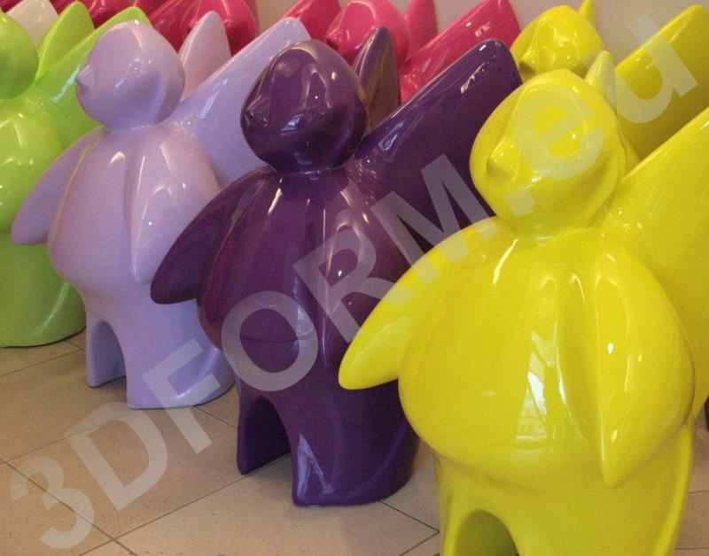 Futurystyczny anioł na stoisko targowe 2 Kolorowe figurki o abstrakcyjnych kształtach, przypominające postacie z zaokrąglonymi sylwetkami.