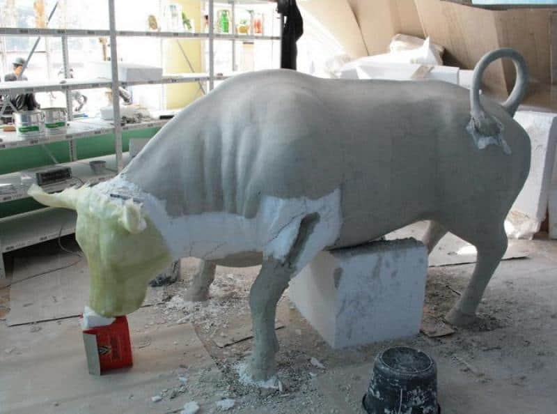 Duża eventowa figura byka 3 Posąg byka w trakcie renowacji w warsztacie.