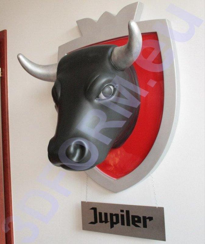 oryg_064490685_1129949550544944_1465385417682452480_o Wisząca dekoracja w kształcie głowy byka z szarymi rogami na czerwonym tle, z napisem