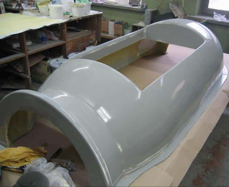 Reklamowe urządzenie chłodnicze Actimel 2 Formy do odlewu, stolik z narzędziami i pojemniki w pracowni.