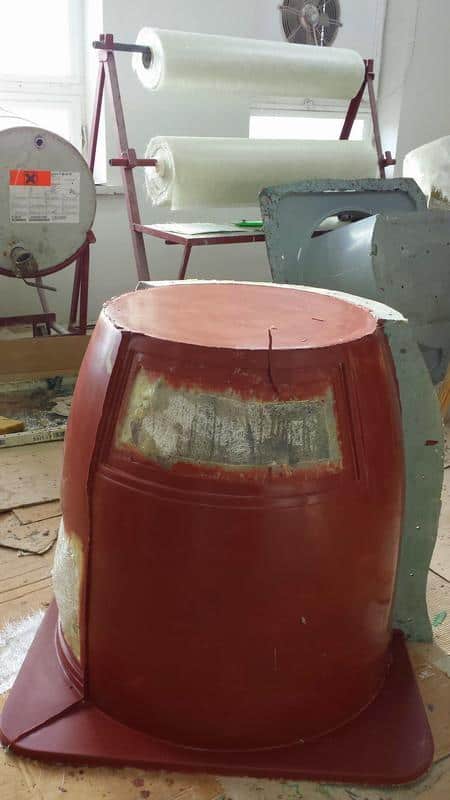 DANONE - reklamowe urządzenia chłodnicze 2 Cylindryczne czerwone formy i materiały w warsztacie z rolkami folii.