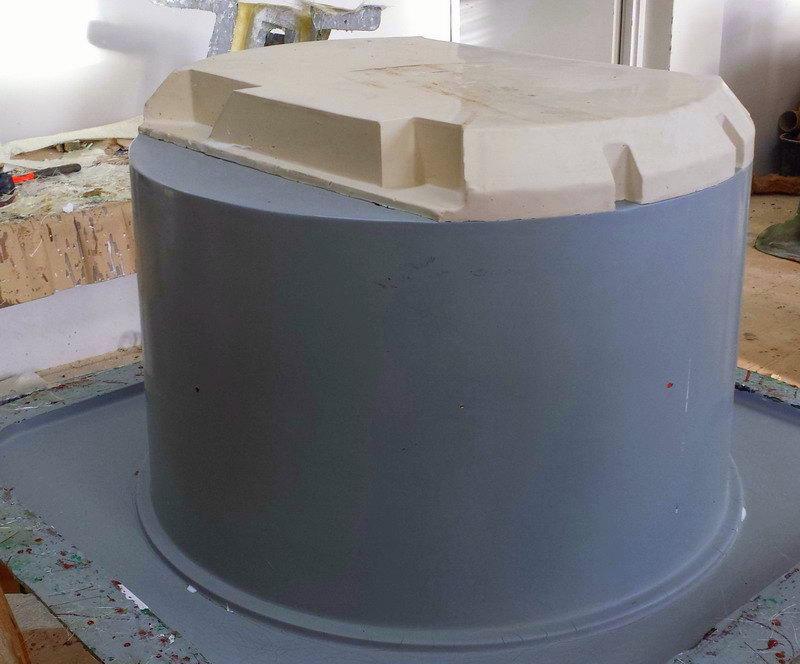 DANONE - reklamowe urządzenia chłodnicze 3 Szary pojemnik z białą pokrywą na stole warsztatowym.