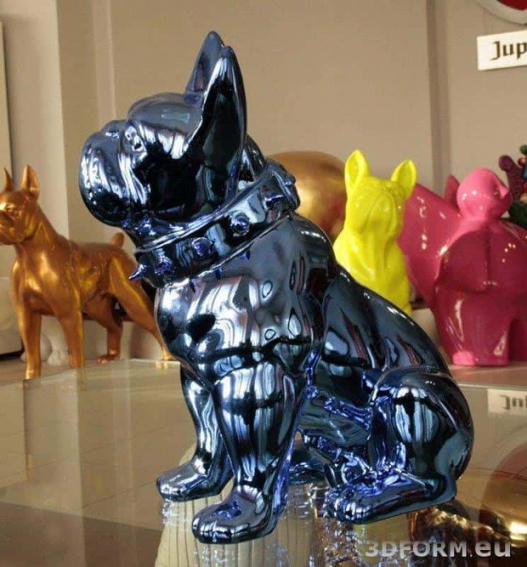 Błyszcząca niebieska figurka psa w galerii, w tle kolorowe figurki psów.