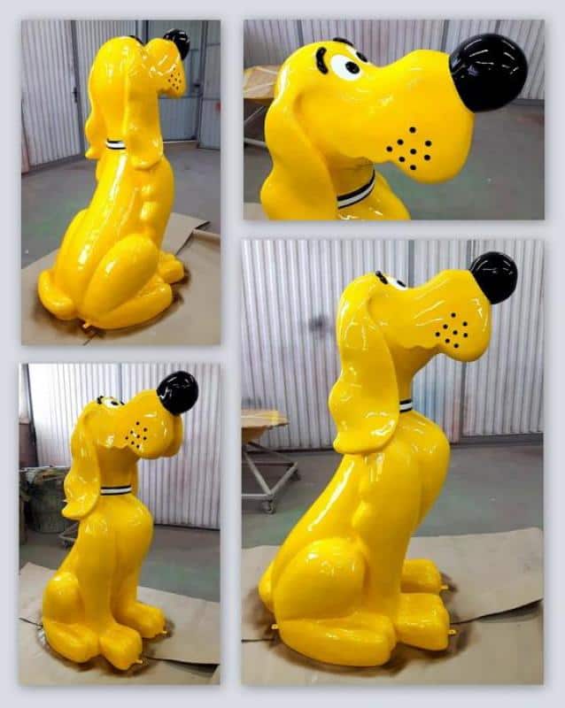 Żółta figurka kreskówkowego psa z dużym czarnym nosem i czarnymi kropkami na pysku, w czterech różnych ujęciach.