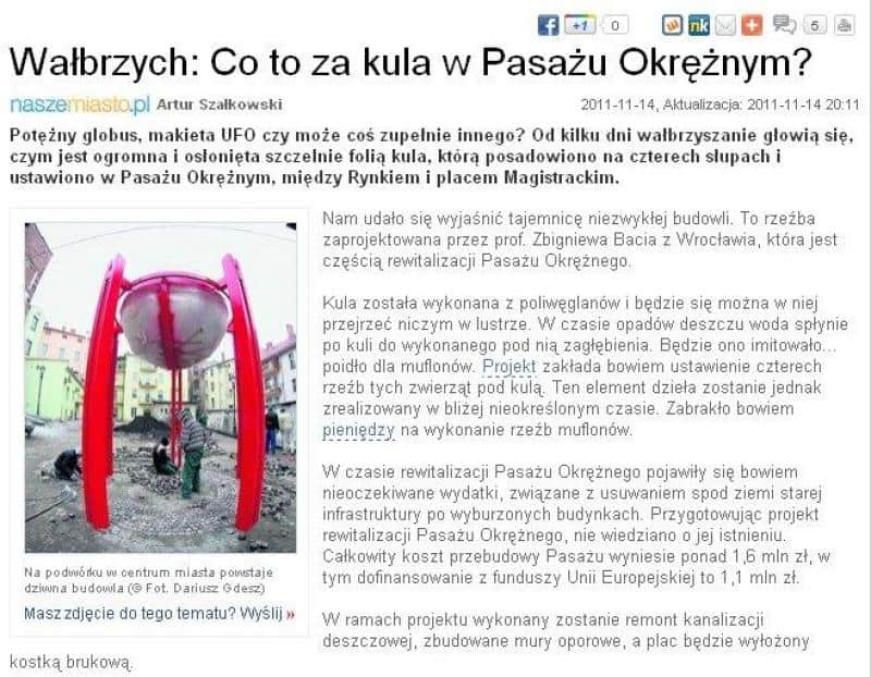 Wielka kula w przestrzeni miejskiej 1 Gazeta informacyjna o kuli w Pasażu Okrężnym w Wałbrzychu z fotografią instalacji artystycznej w postaci kuli na czterech czerwonych słupach.