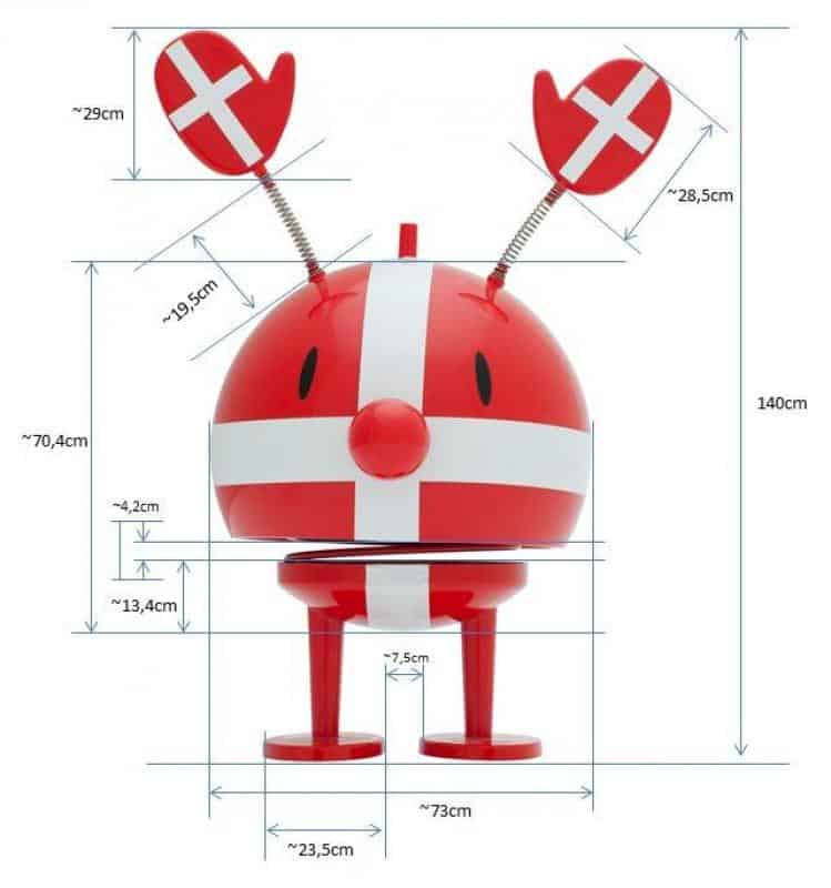 Figura reklamowa Hoptimist 3 Czerwony model figurki z białymi pasami i wymiarami, inspirowany flagą Danii, z dwiema antenami zakończonymi owalnymi flagami.