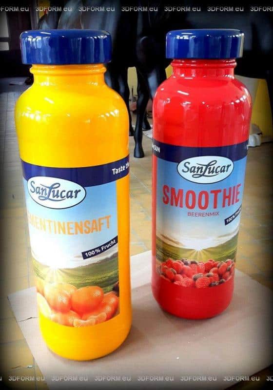 Butelka soku 4 Dwa plastikowe dzbanki z napojami SanLucar: pomarańczowy sok i czerwony smoothie berries.