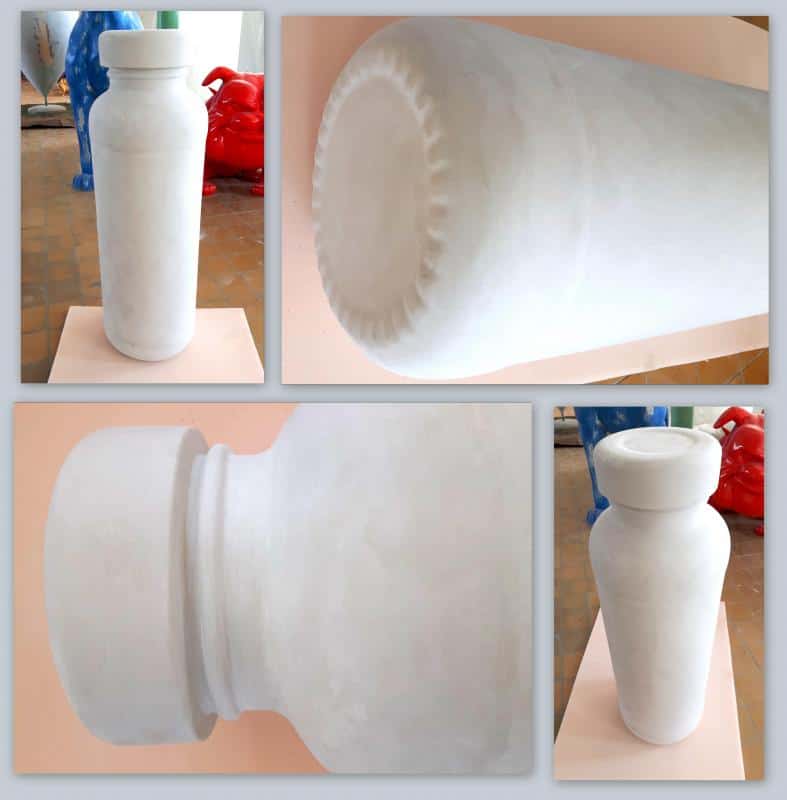 Butelka soku 1 Duża butelka w jasnym kolorze, przedstawiona w czterech różnych perspektywach.