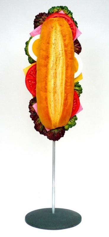 Sandwich - Kanapka 6 Kanapka z bułką, jajkiem, pomidorem, sałatą i szynką na stojaku.