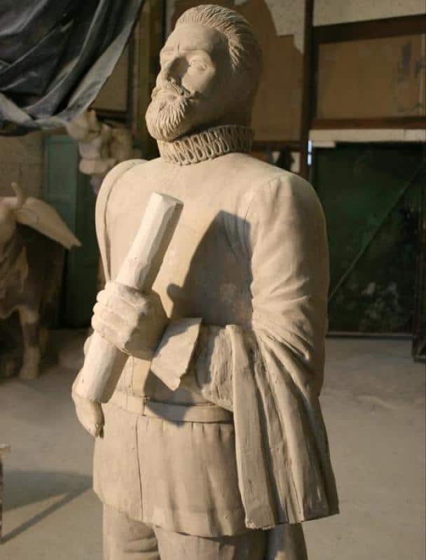 Kamia posąg mężczyzny z brodą trzymającego zwoje.