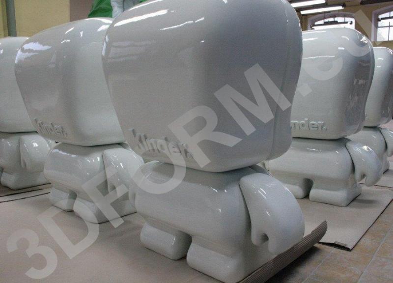 Postacie Kinder Ferrero 4 Białe figurki z dużymi głowami i napisem