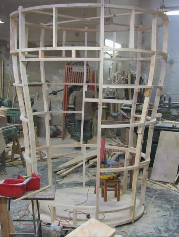 Reklama mobilna – wielki kubek KNORR 3 Konstrukcja drewniana w warsztacie stolarskim. W tle stolarz przy pile.