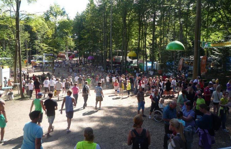 Lampy festiwalowe 4 Ludzie spacerujący po lesie podczas festiwalu.