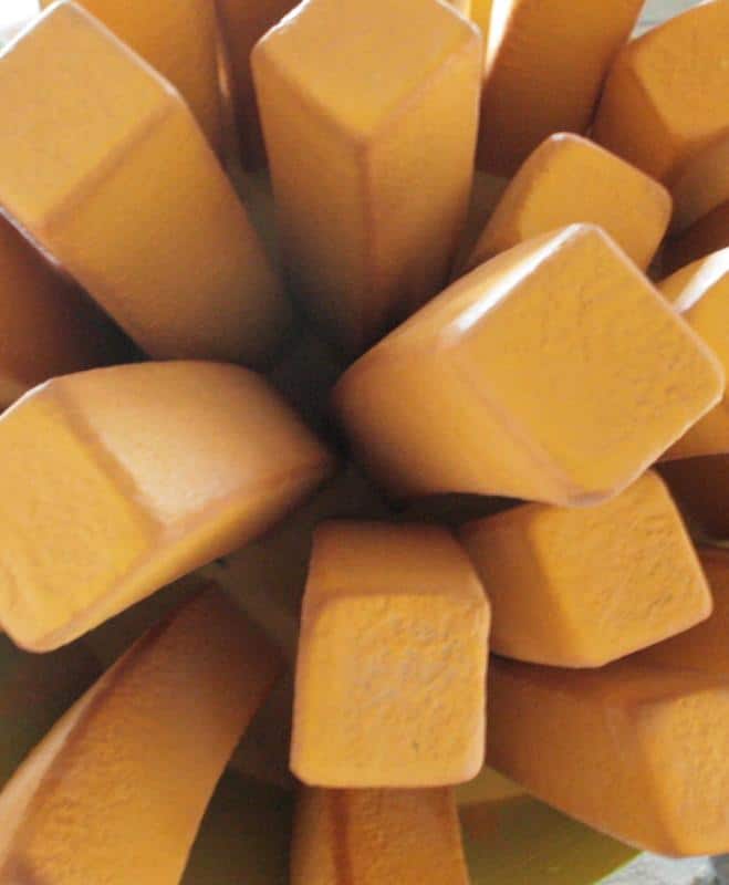 Reklamowe frytki McCain 2 Zbliżenie na wiele kremowych kred, ułożonych w kole.