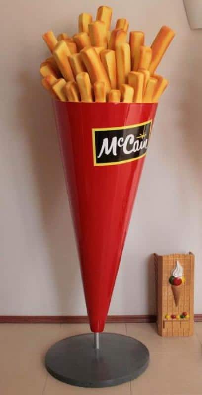 Reklamowe frytki McCain 3 Duża rzeźba frytek w czerwonym stożkowym pudełku z logo McCain.