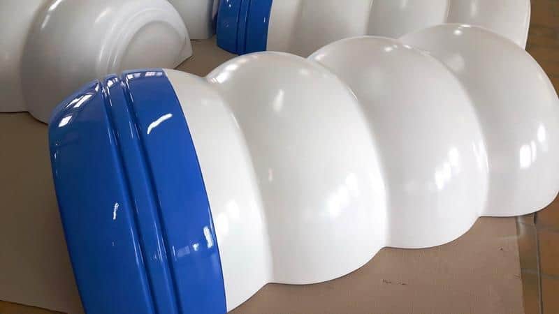 Mentos reklama 3D billboard 2 Kolorowe zadaszenia w kształcie ślimaka, biało-niebieskie.