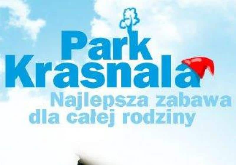 Figury w parku tematycznym 1 Logo Park Krasnala z napisem