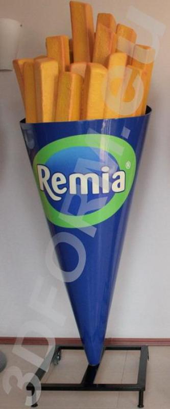 Reklamowe frytki REMIA 2 Duży stożkowy pojemnik z frytkami i logo Remia.