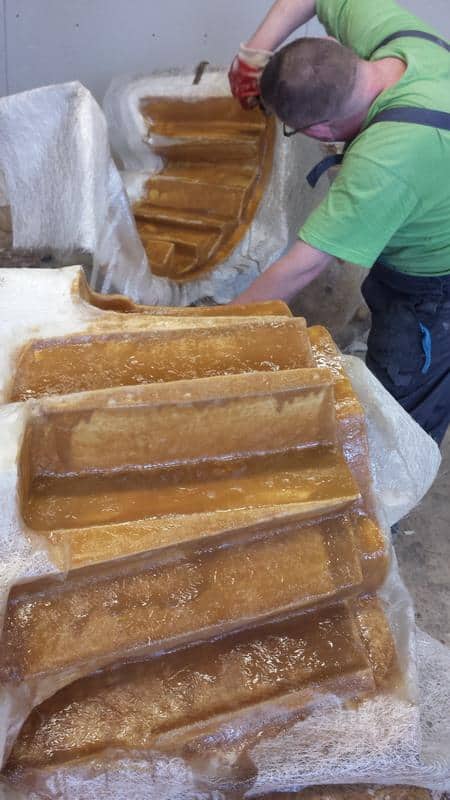 Reklamowe frytki REMIA 3 Mężczyzna pracujący przy formie wypełnionej włóknem szklanym.