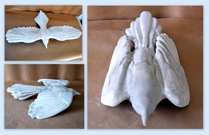 Rój Srok w Berlinie 2 Trzy modele gipsowych ptaków przedstawione z różnych perspektyw.