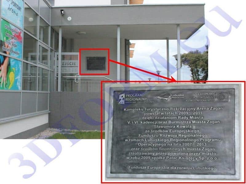 oryg_064490685_1129949550544944_1465385417682452480_o Budynek sportowy z tablicą informacyjną, na której widnieje napis o finansowaniu z funduszy europejskich oraz daty realizacji projektu.
