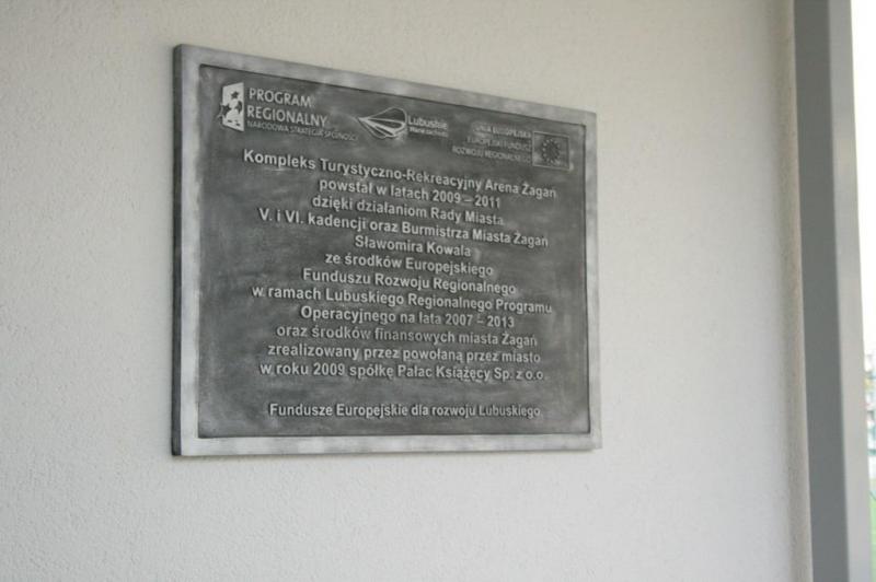 Dekoracyjna tablica informacyjna 2 Tablica informacyjna o budowie Kompleksu Turystyczno-Rekreacyjnego Arena Żagań, powstałego w latach 2009-2011 dzięki środkom z Europejskiego Funduszu Rozwoju Regionalnego w ramach Lubuskiego Regionalnego Programu Operacyjnego.