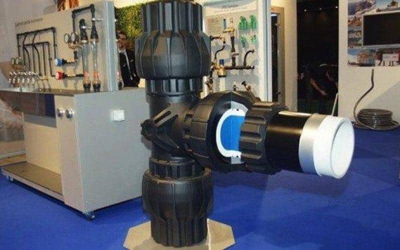 Trójnik - kształtka rurowa 1 Wystawa z dużą armaturą wodociągową w pomieszczeniu targowym.