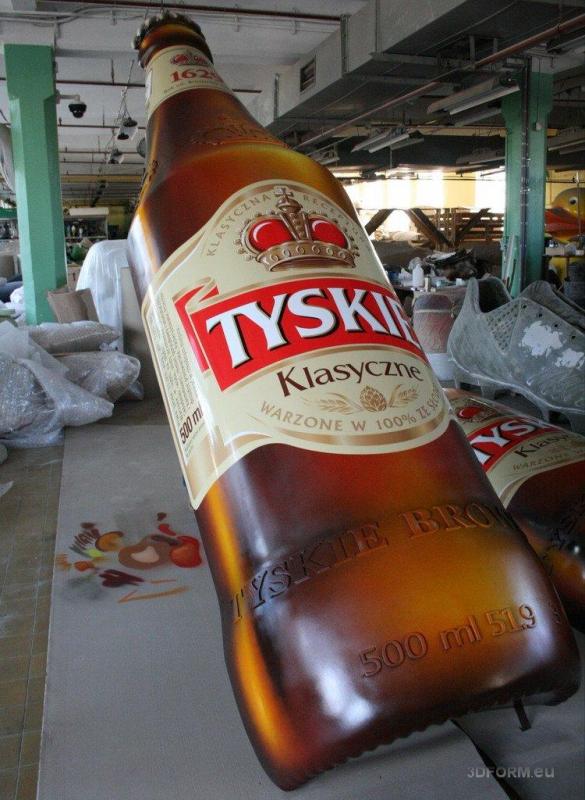 Trójwymiarowy mural TYSKIE 1 Nadmuchiwany model butelki piwa Tyskie Klasyczne w magazynie.