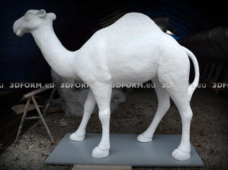Karawana wielbłądów 1 Biały model wielbłąda jednogarbnego na szarej podstawie.