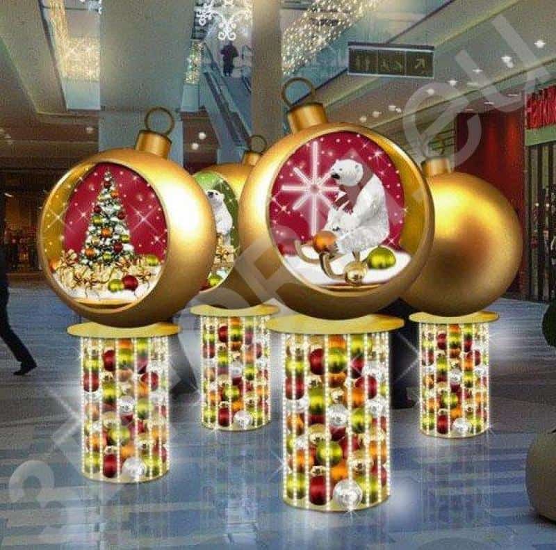 oryg_064490685_1129949550544944_1465385417682452480_o Duże ozdoby choinkowe w kształcie bombek z motywami świątecznymi w centrum handlowym.