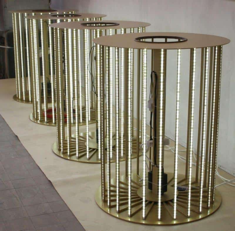 Podświetlane bombki świąteczne 2 Kolumny oświetleniowe LED z metalowymi elementami w kształcie walców, ustawione w szeregu.