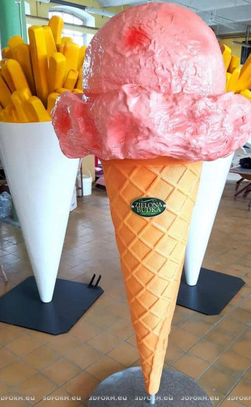 Makieta loda - Zielona Budka 3 Duży model lodów w rożku z różową gałką oraz duży model frytek w białym kubełku, w tle.