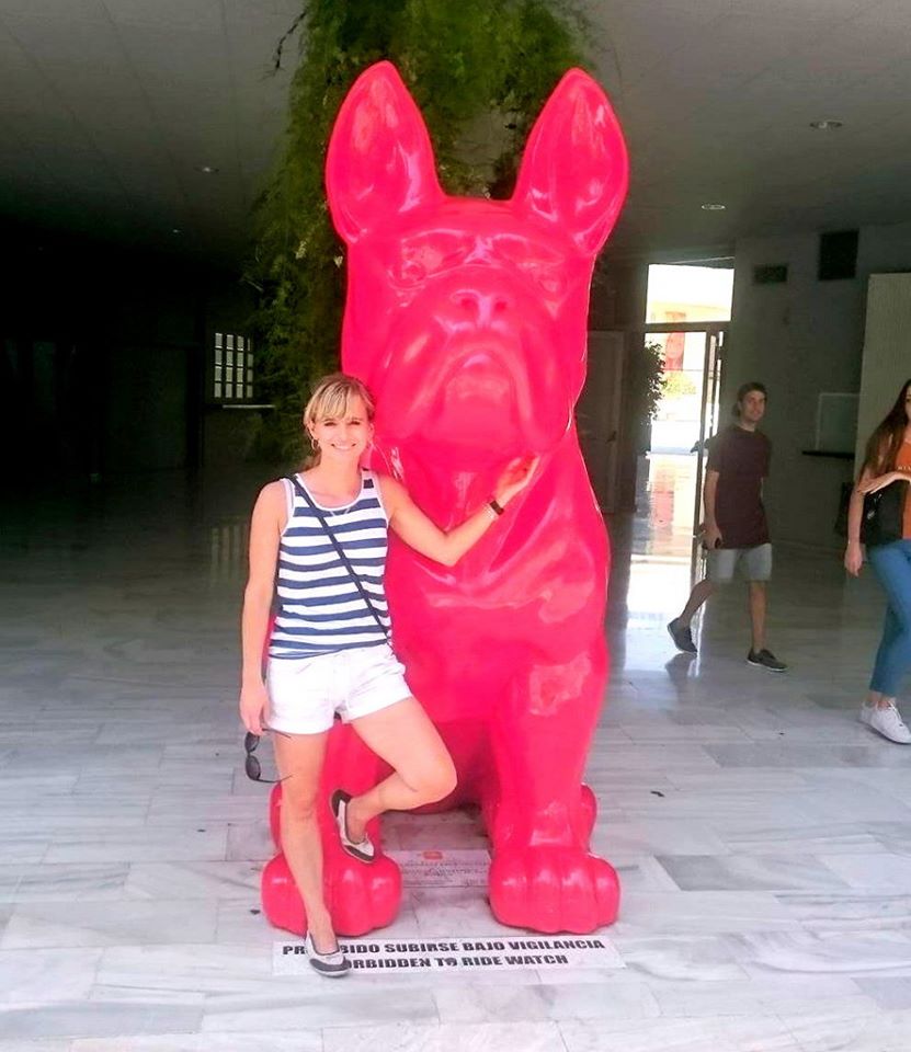 Gigantyczny pies bulldog siedzący, jednokolorowy 3 Gigantyczny pies bulldog siedzący, jednokolorowy