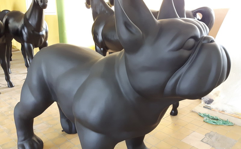 Duży pies bulldog francuski - jednokolorowy. 5 Duży pies bulldog francuski - jednokolorowy.