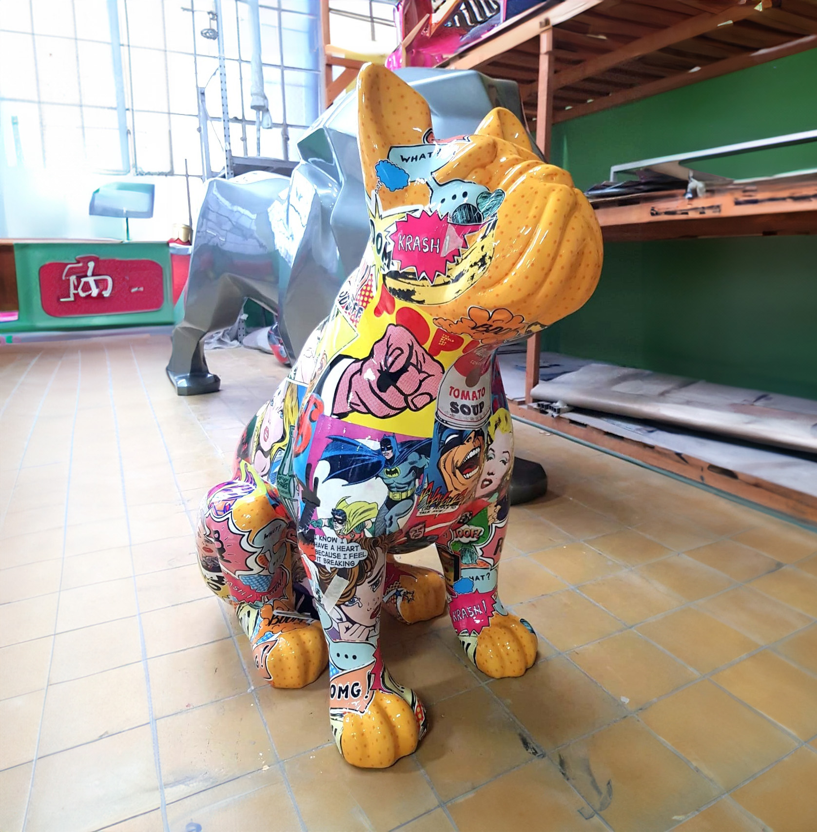 średniej wielkości siedzący pies bulldog 2 średniej wielkości siedzący pies bulldog