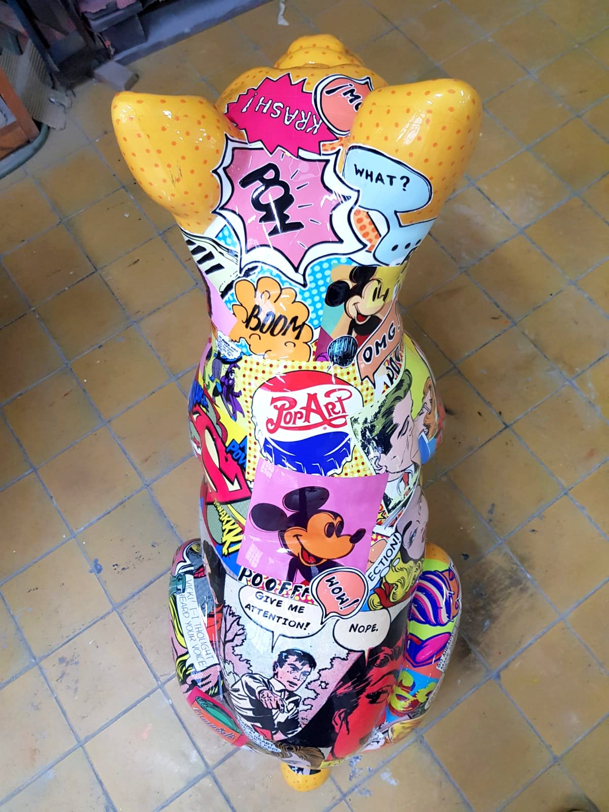 średniej wielkości siedzący pies bulldog 3 średniej wielkości siedzący pies bulldog