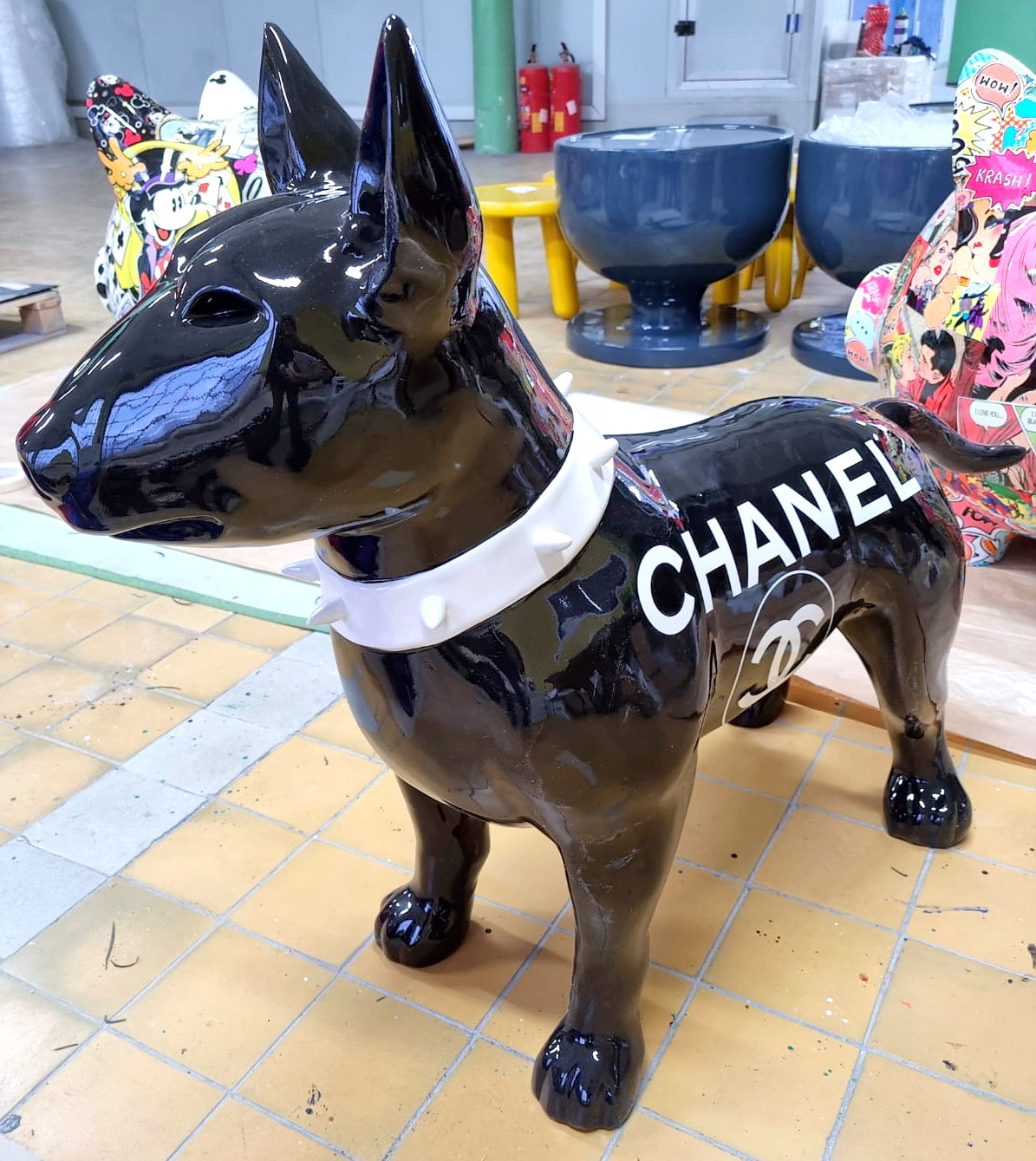 Figura dekoracyjna pies Bulterier stojący - pop-art 3 Figura dekoracyjna pies Bulterier stojący - pop-art