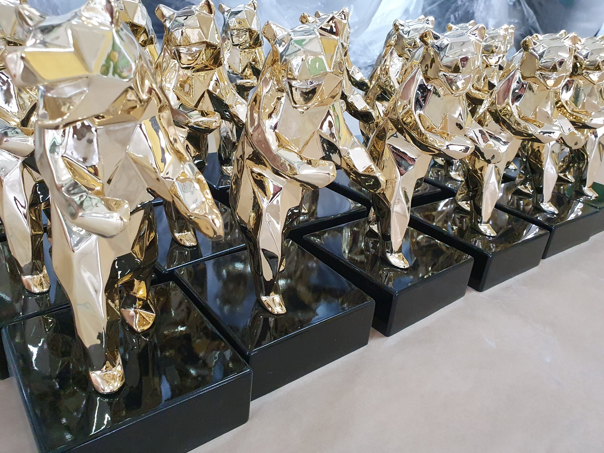 chrom statuetka niedźwiedź z żywicy